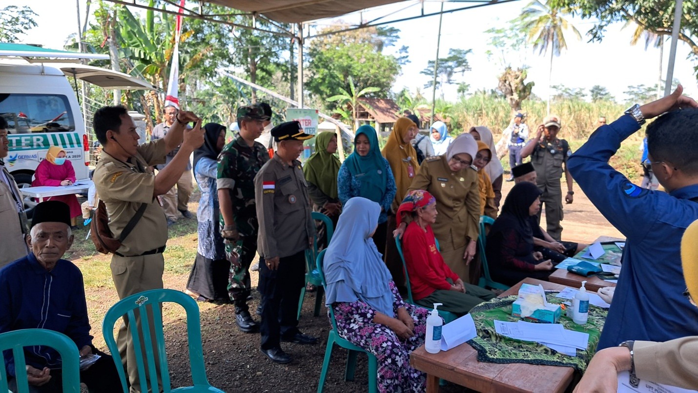 Dokter Muter Bersama Setor Madu  Menyapa Warga Desa Dadapan Gucialit