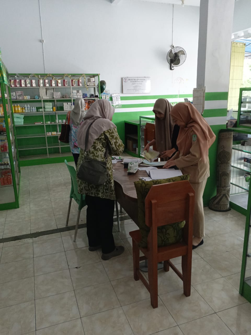 Pastikan Obat Aman dan Legal, Dinas Kesehatan P2KB Lumajang Sidak Apotek Dan Toko Obat